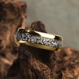 Anillo con inserciones doradas brillantes