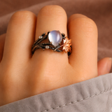 Anillo con piedra lunar natural