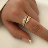 Anillo Elegante de Oro con Piedras Brillantes