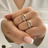 Anillo Elegante de Oro con Piedras Brillantes