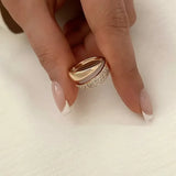 Anillo Elegante de Oro con Piedras Brillantes