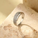 Anillo Elegante de Oro con Piedras Brillantes