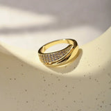 Anillo Elegante de Oro con Piedras Brillantes