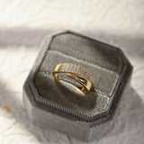 Anillo Elegante de Oro con Piedras Brillantes