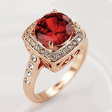 Anillo de rubí con corona de oro rosado