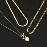 Collar de capa con monedas y textura