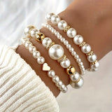 Pulseras de perlas blancas