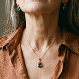 Conjunto de collar y pendientes de cristal verde y oro