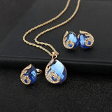 Conjunto de collar y aretes en cristal azul con oro