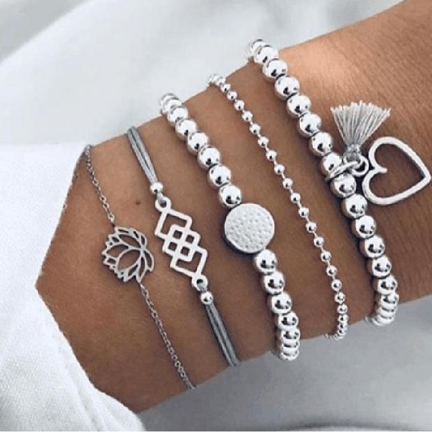 Conjunto de pulseras lujosas y brillantes