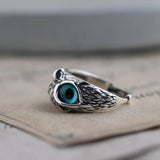 Anillo de búho de la suerte ajustable en plata con ópalo