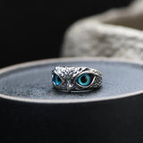 Anillo de búho de la suerte ajustable en plata con ópalo
