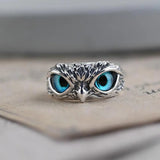 Anillo de búho de la suerte ajustable en plata con ópalo