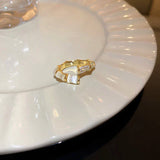 Anillo de lujo ajustable con ópalo blanco en oro