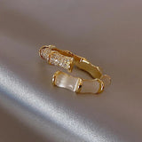 Anillo de lujo ajustable con ópalo blanco en oro