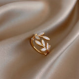 Anillo ajustable con ópalo blanco en oro