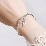 Pulsera ajustable con medalla de tres hojas en plata