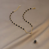 Collar vintage con perlas negras y forma de gota colgante