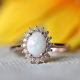 Anillo Vintage de Oro Rosa con Ópalo Ovalado y Brillo de Cristal
