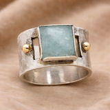 Anillo vintage con piedra de luna verde en forma cuadrada