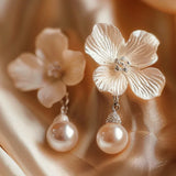 Pendientes de flores blancos con margaritas
