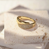 Anillo Elegante de Oro con Piedras Brillantes