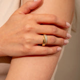 Anillo Elegante de Oro con Piedras Brillantes