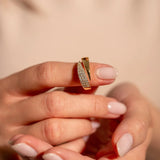 Anillo Elegante de Oro con Piedras Brillantes